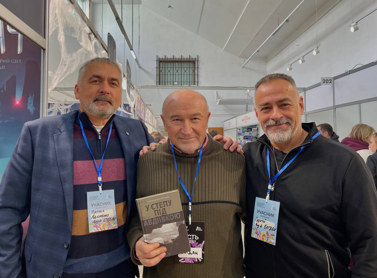 Олександр Вільчинський під час власної автограф-сесії з "Патріком" Сергієм Адаменко та Сергієм Ухачевським Oleksandr Vilchynskyi pid chas vlasnoi avtohraf-sesii z "Patrikom" Serhiiem Adamenko ta Serhiiem Ukhachevskym